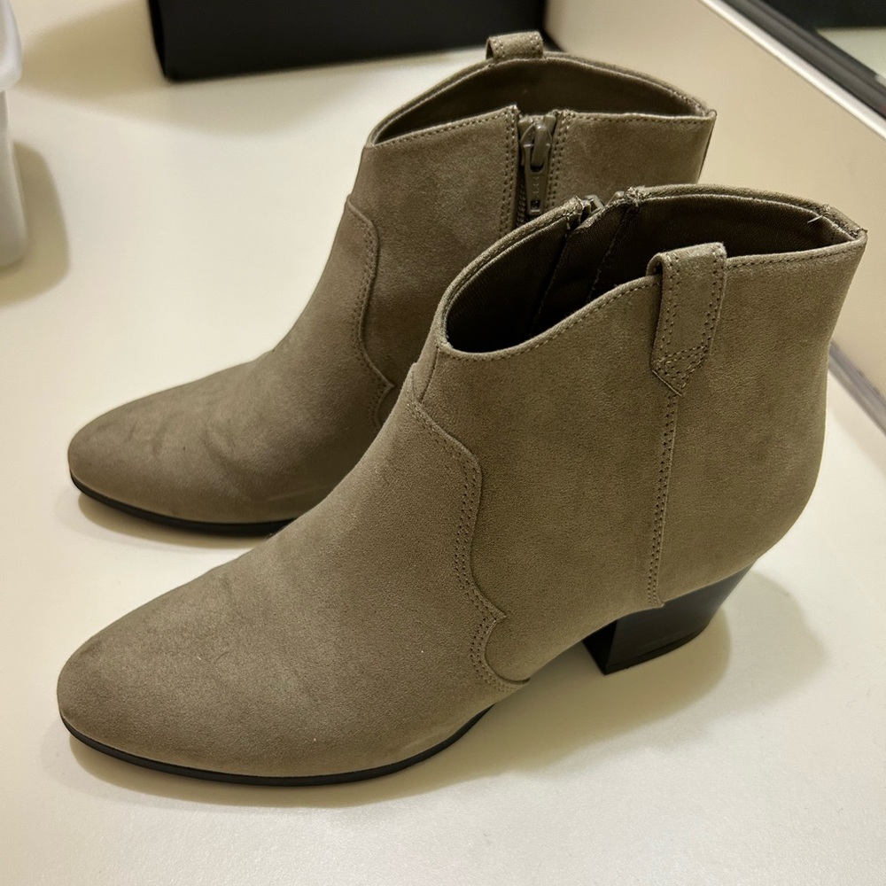 Old navy taupe ankle booties size 8